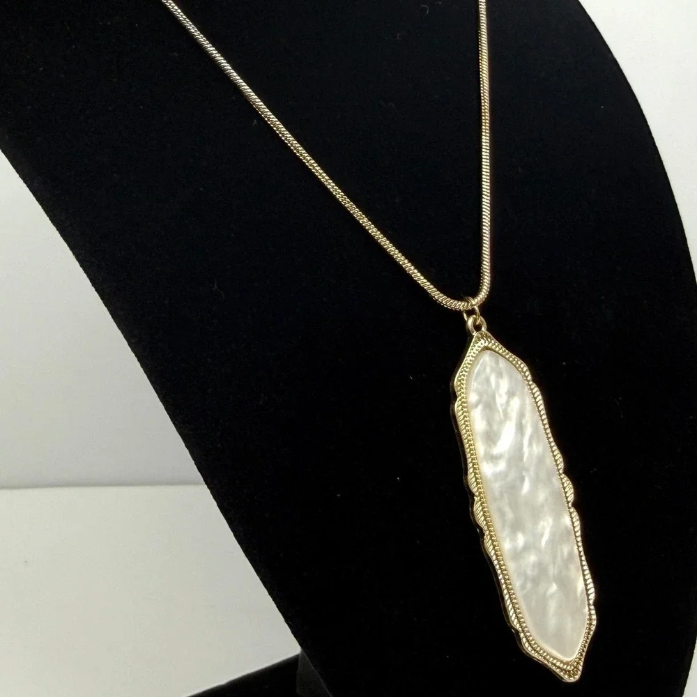 Faux Mother of Pearl Gold Tone Pendant and Necklace Elegant Fashion Jewelry 10in